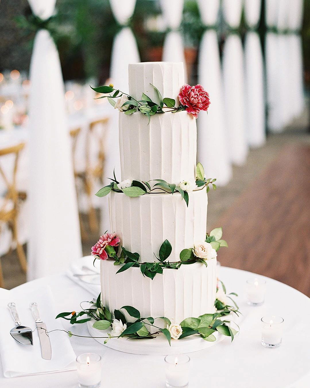 wedding colors Hunter Green Garnet Red Snowy White wedding cake with greenery decor