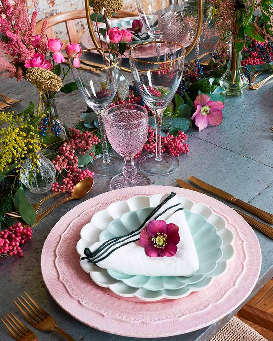 wedding colors blue pink mauve table decor