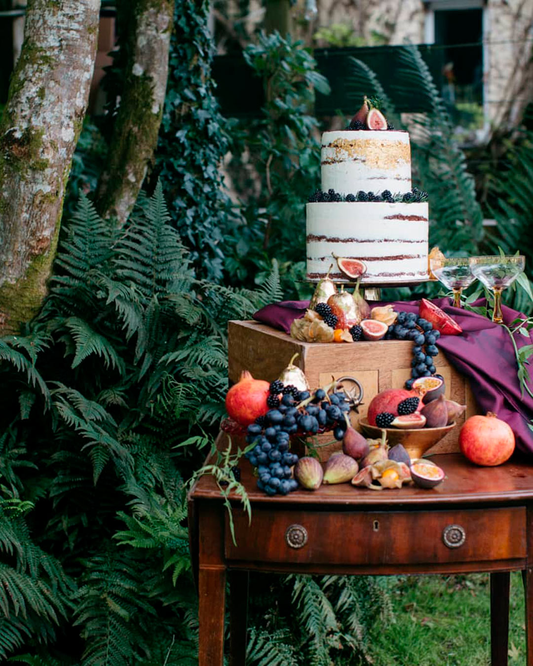 wedding colors cake fruits
