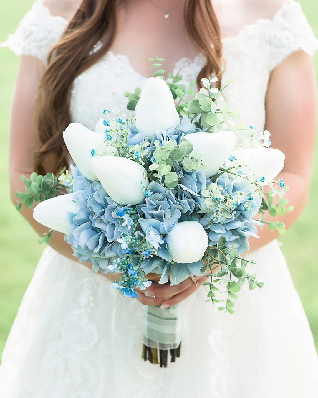 wedding colors light blue dark blue white bride bouquet