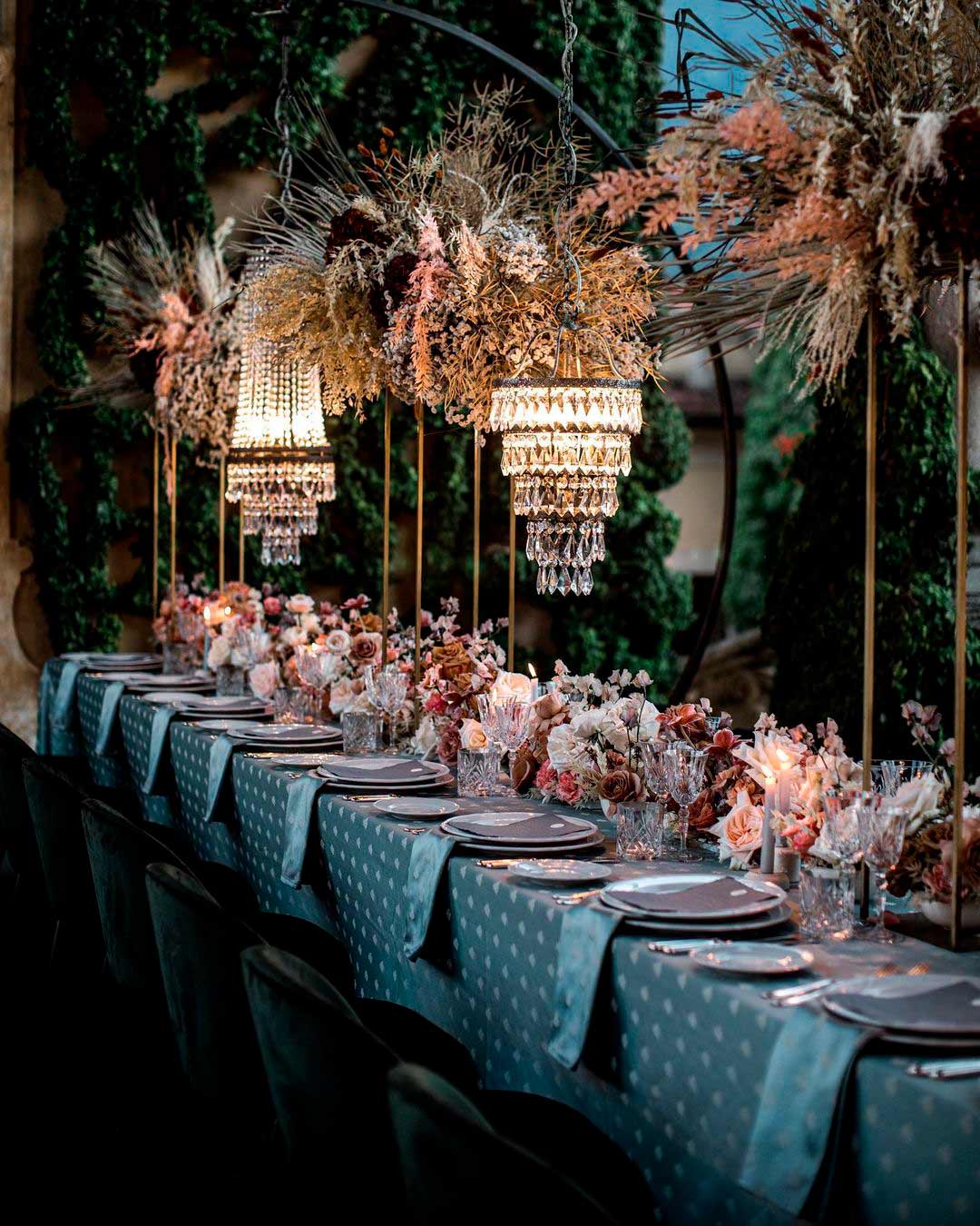 wedding-colors-silver-blue-white-table-decor-