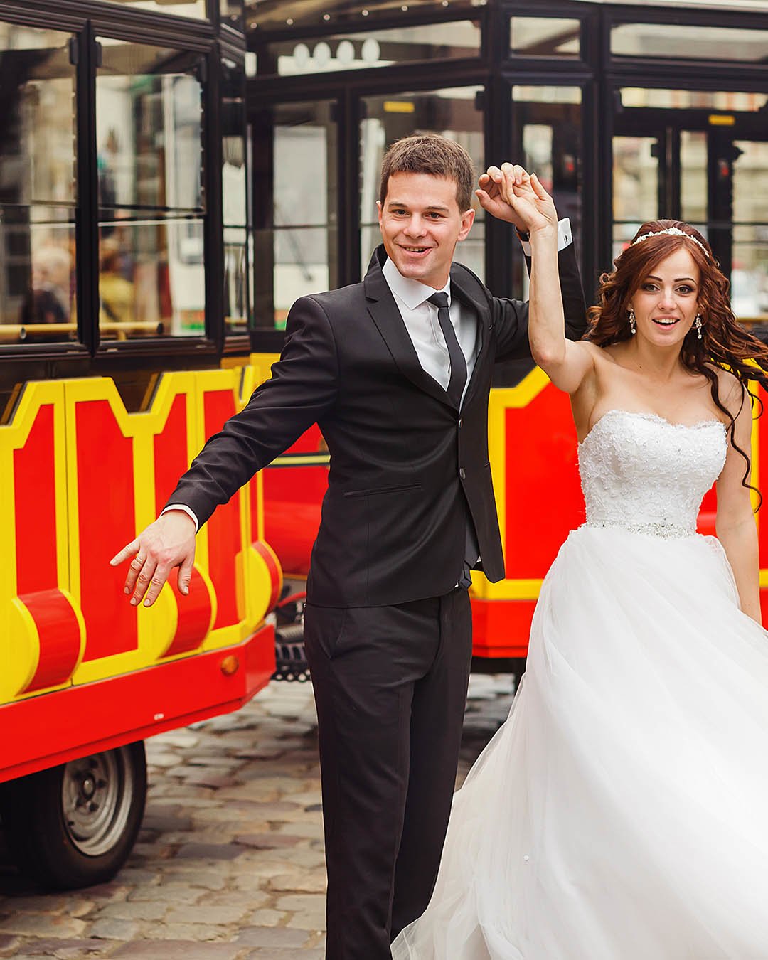 rustic wedding ideas newlyweds near wedding trolley