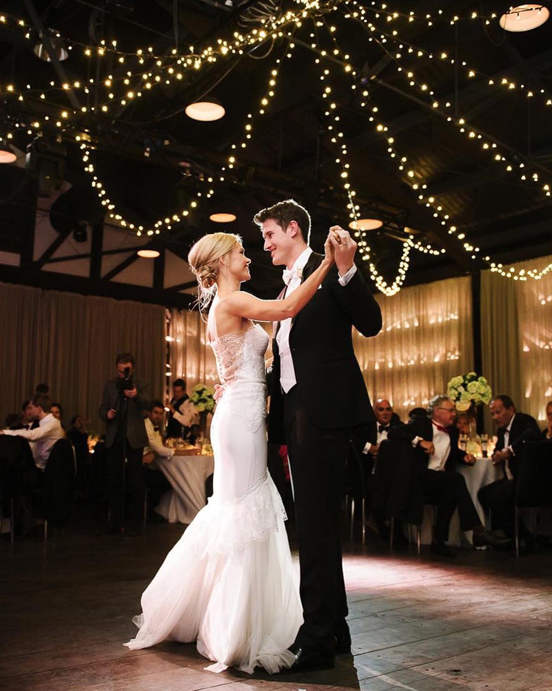 wedding ideas bride groom dance
