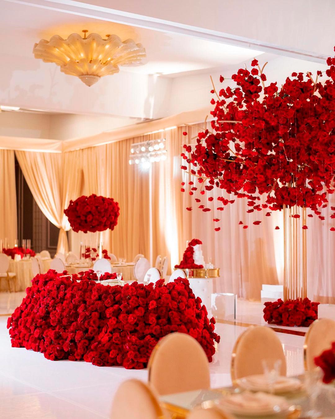 wedding ideas monofloral red roses table