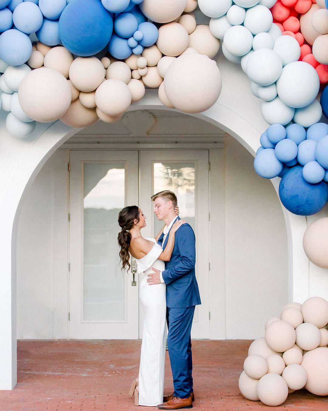 wedding trends baloons arch decor