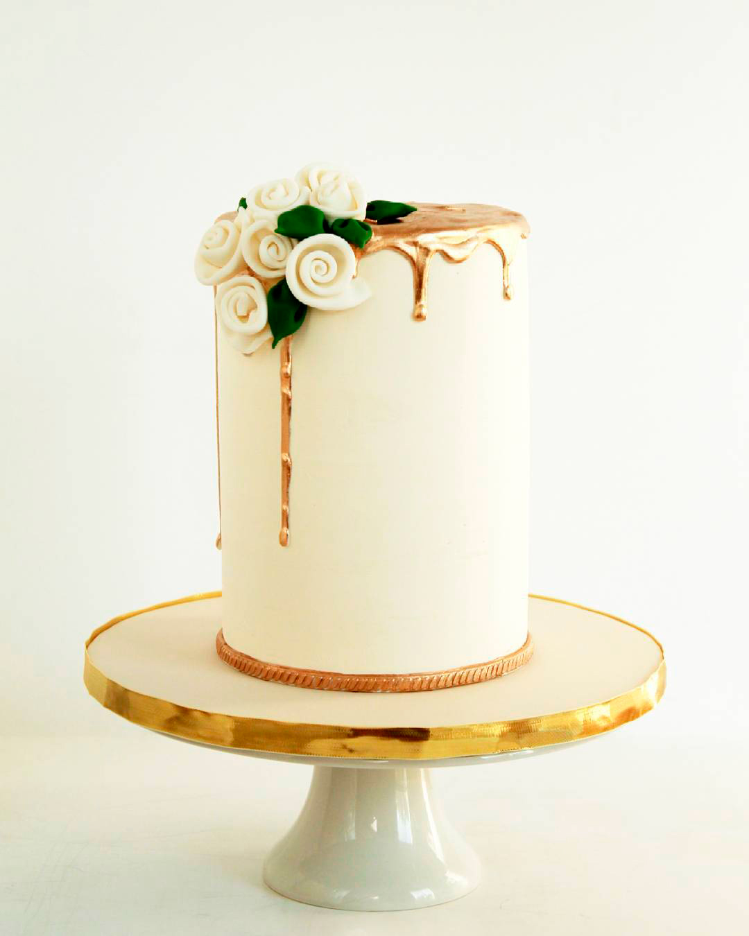 drip wedding cakes gold flowers roses