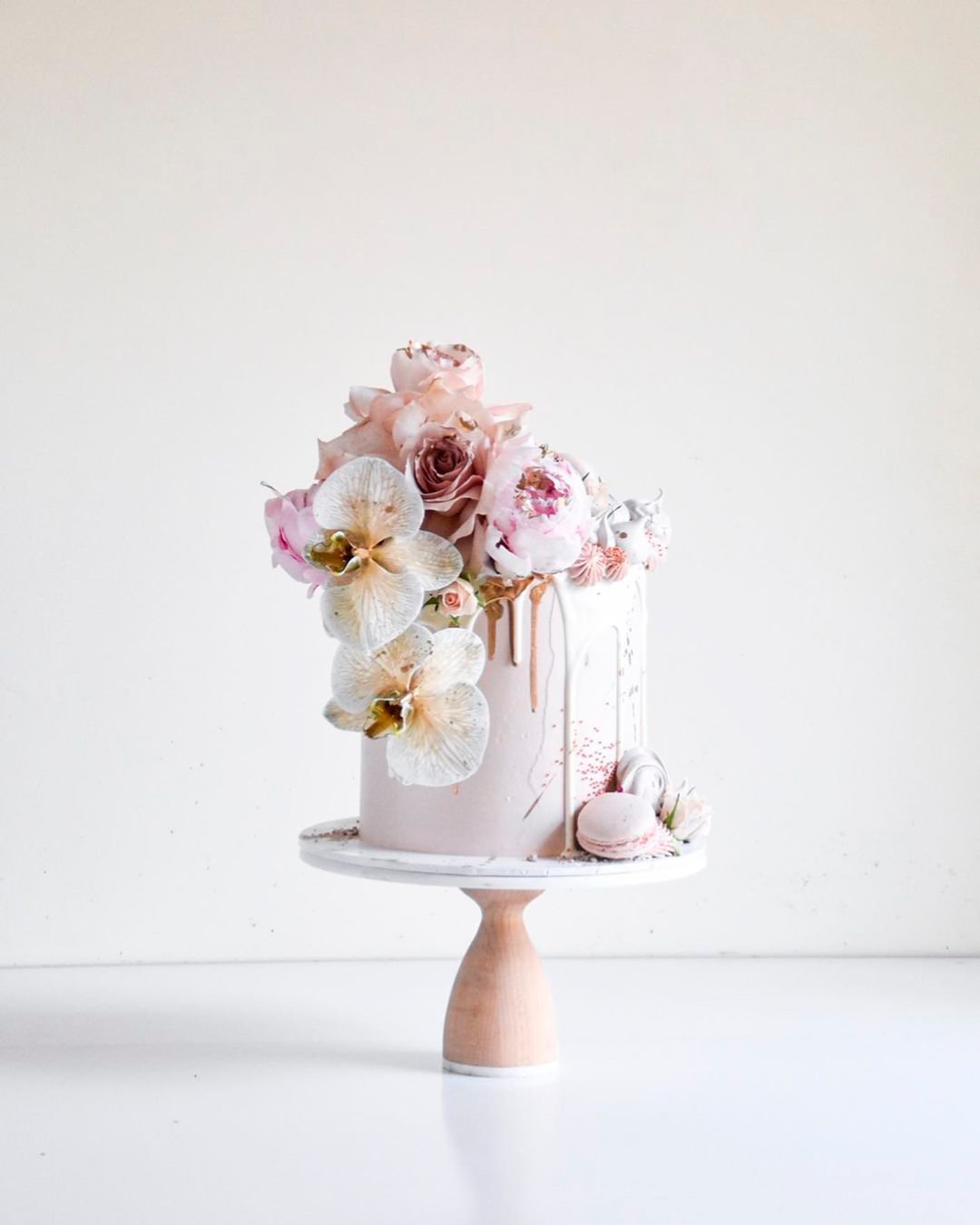 drip wedding cakes macaroons