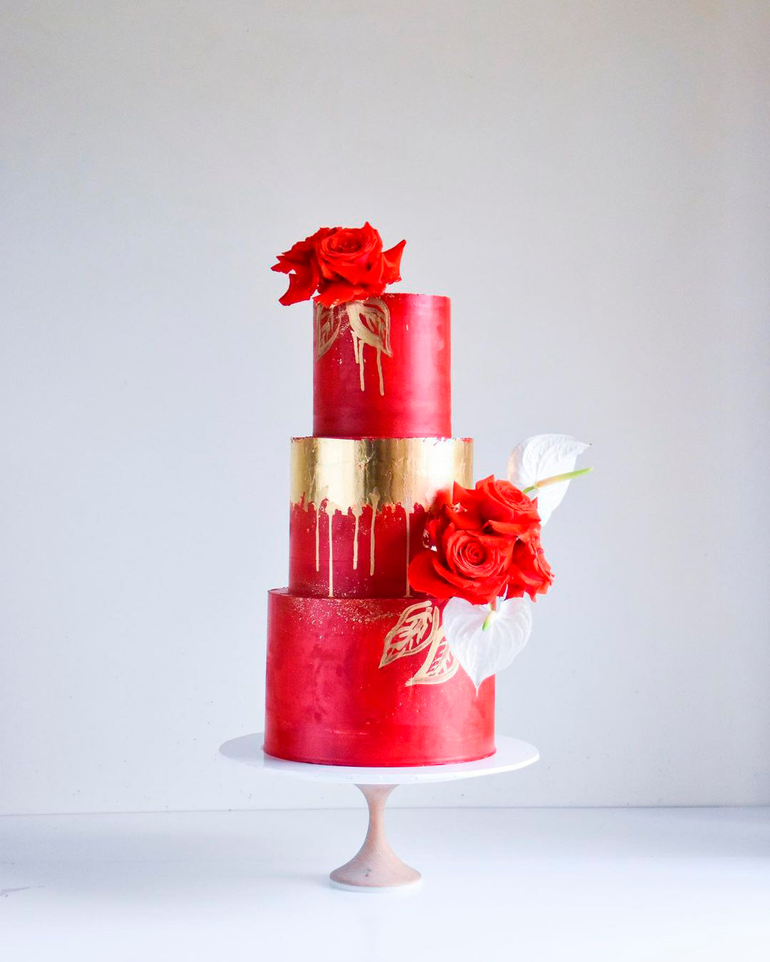 drip wedding cakes small red roses color