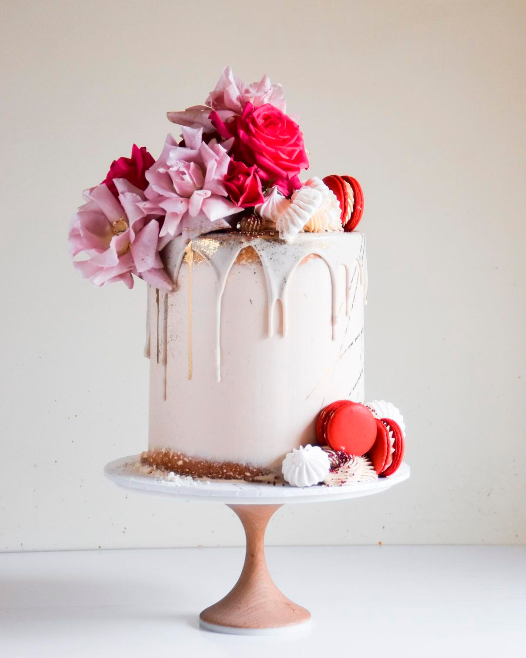 drip wedding cakes small red roses