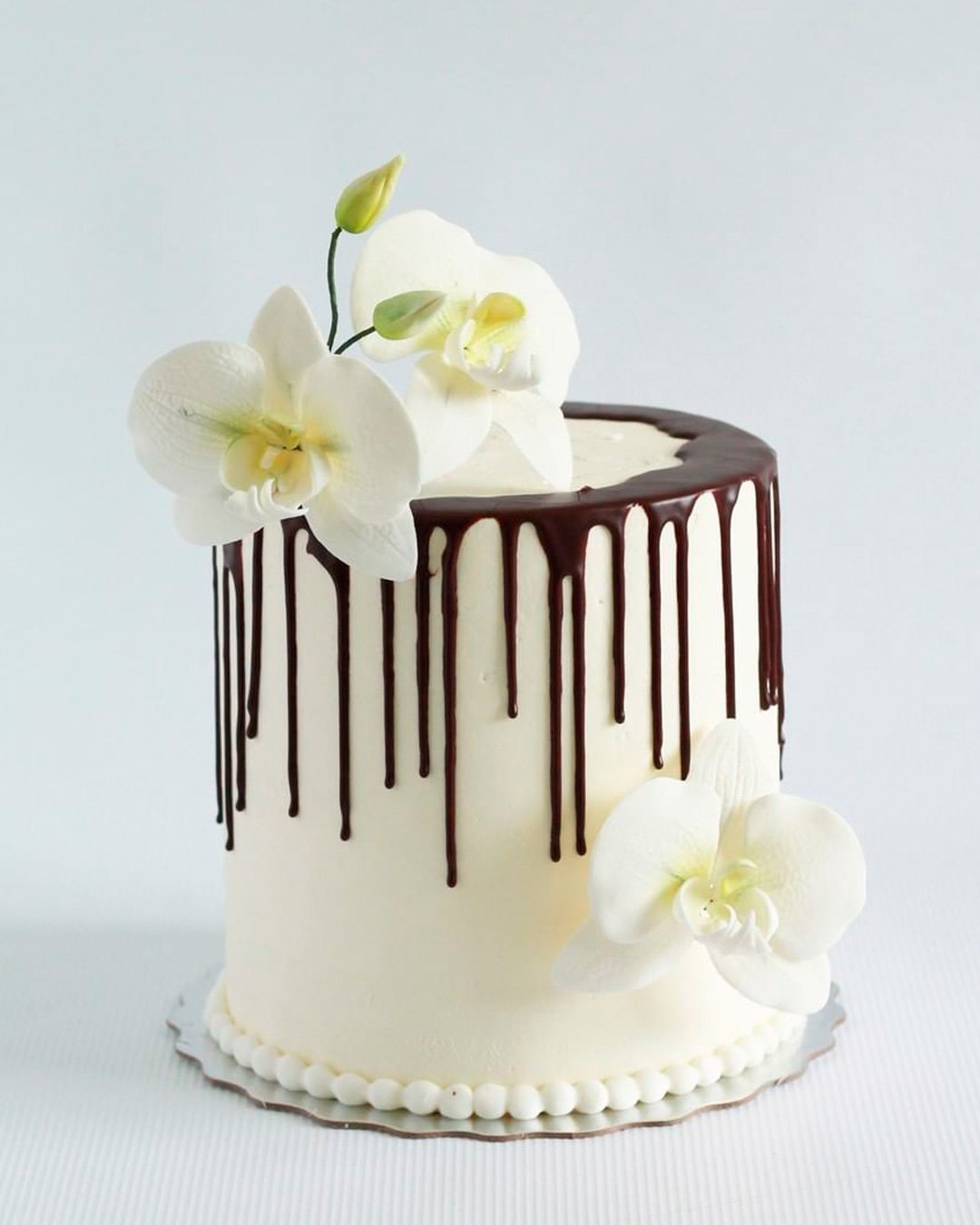 drip-wedding-cakes-white-flowers-sweetavenuecakery