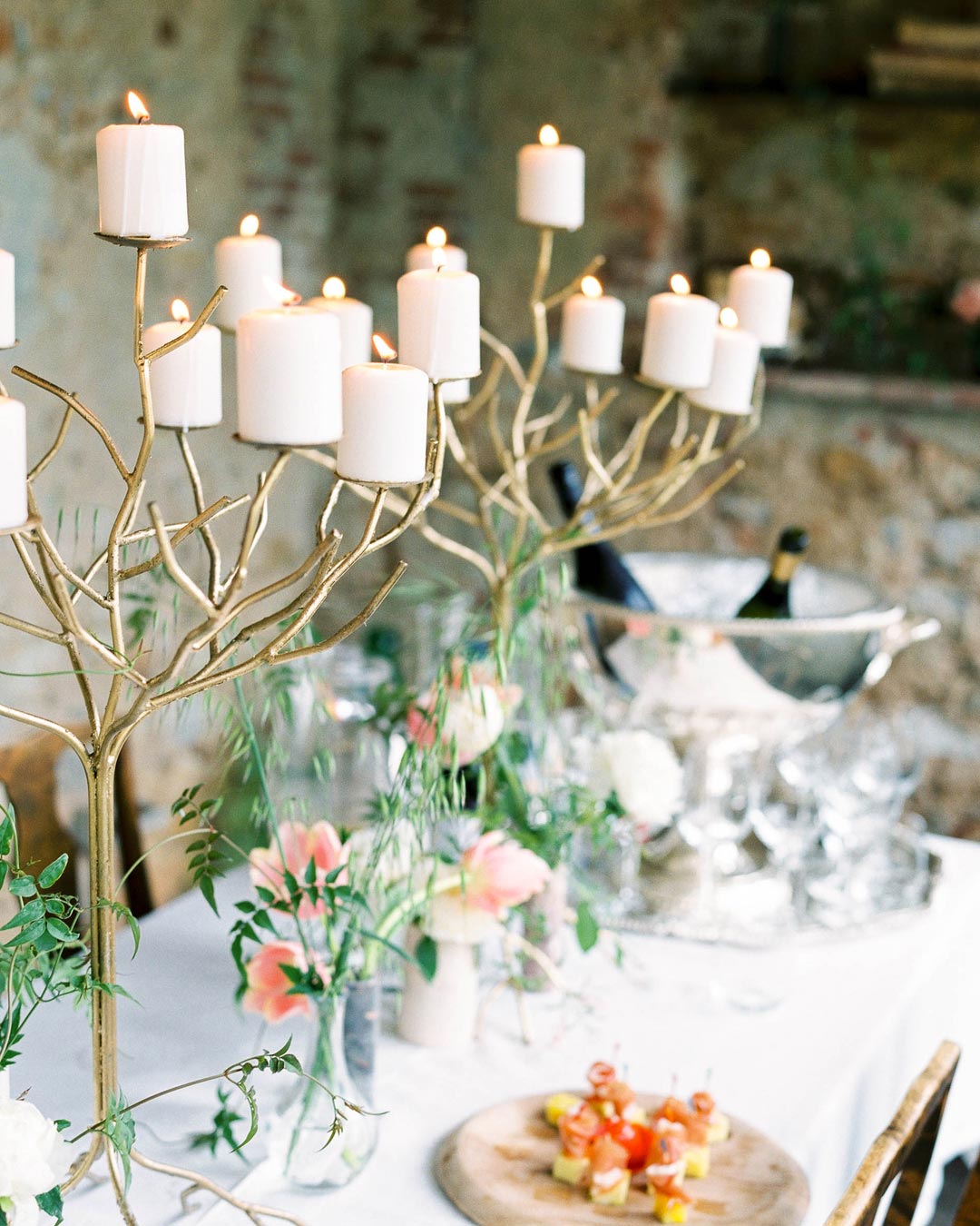 wedding ideas candles golden color table