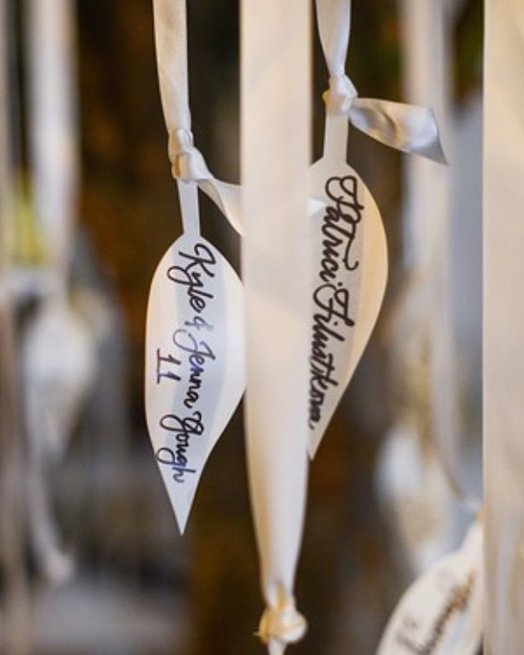 wedding ideas escort cards paper leaves ribbon