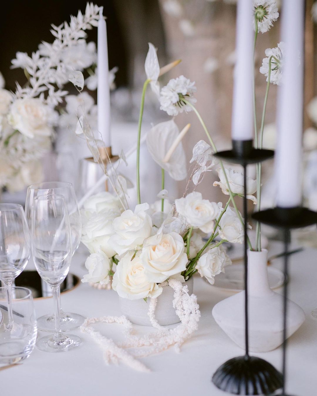 black and white wedding colors table floristics