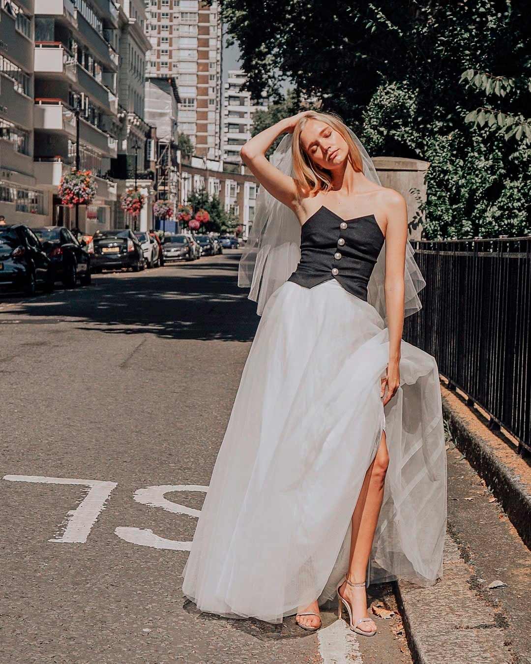 can you wear white and black to a wedding