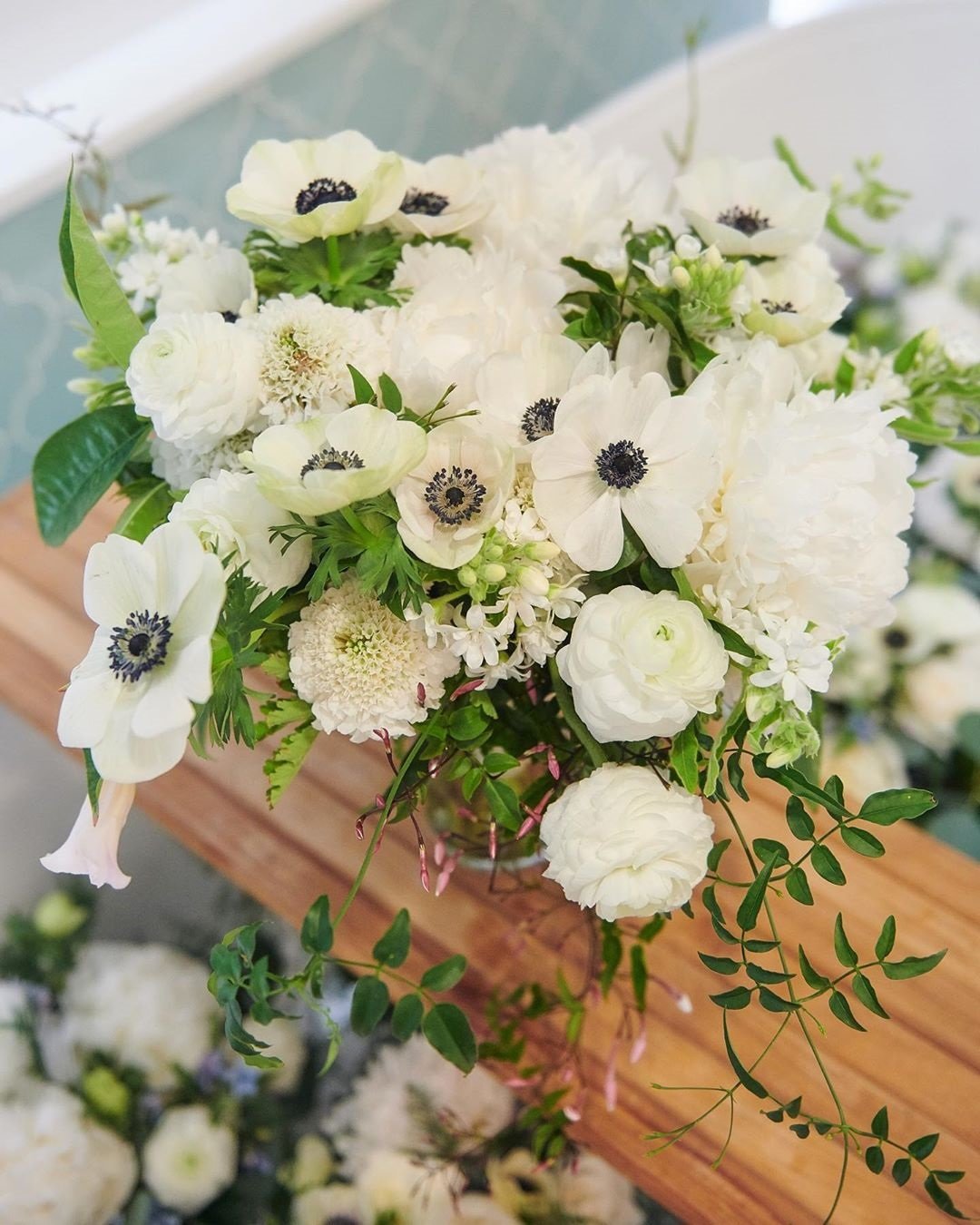 black white wedding colors bouquet flowers decor