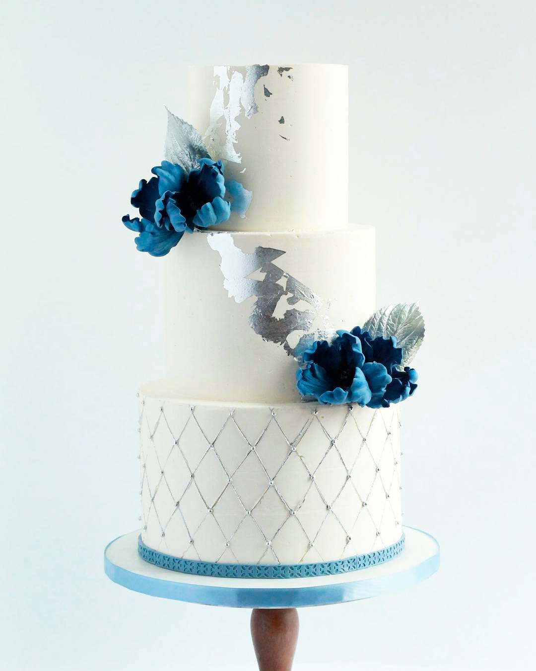 blue and white wedding cake flowers