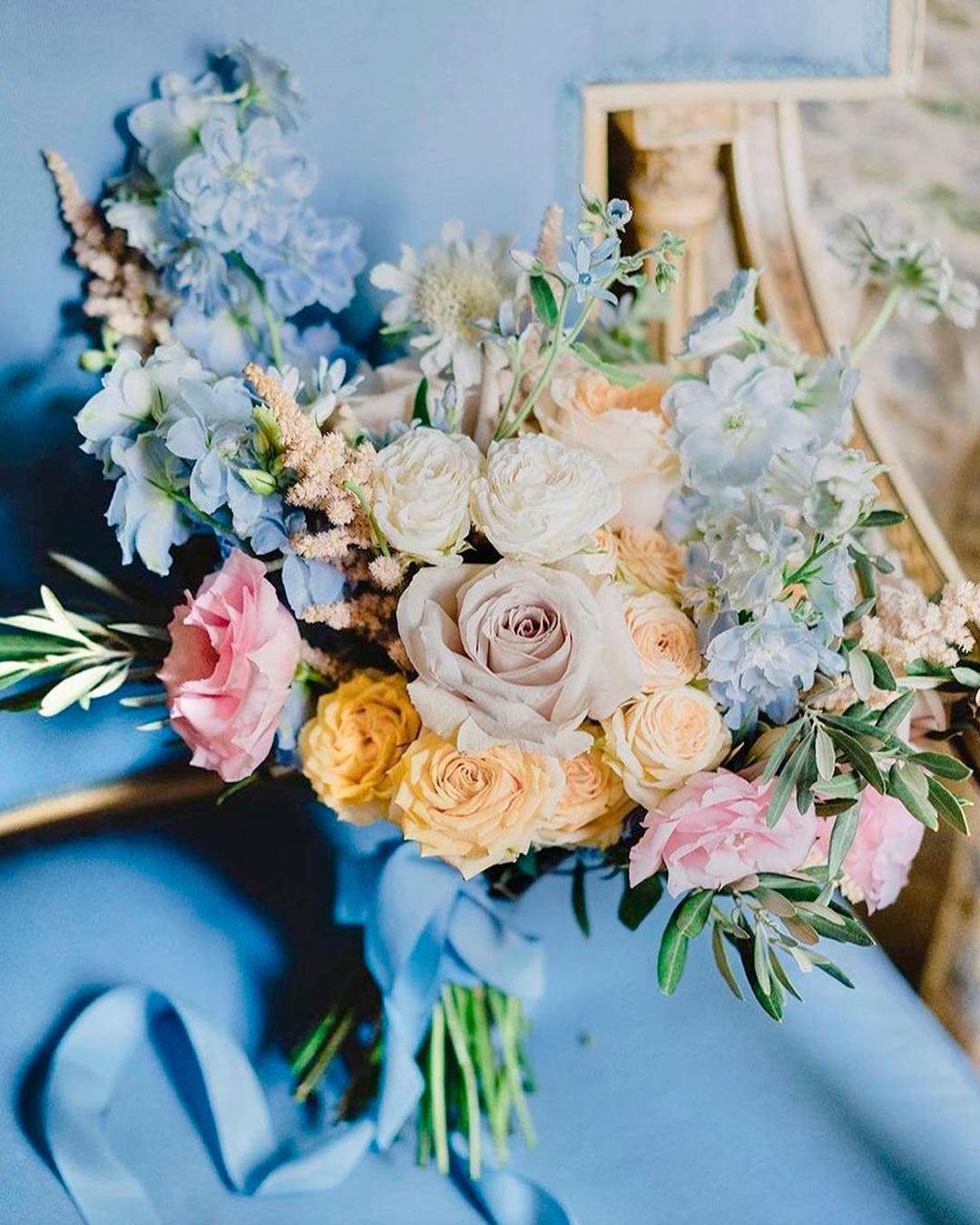 blue and white wedding colors bouquet roses