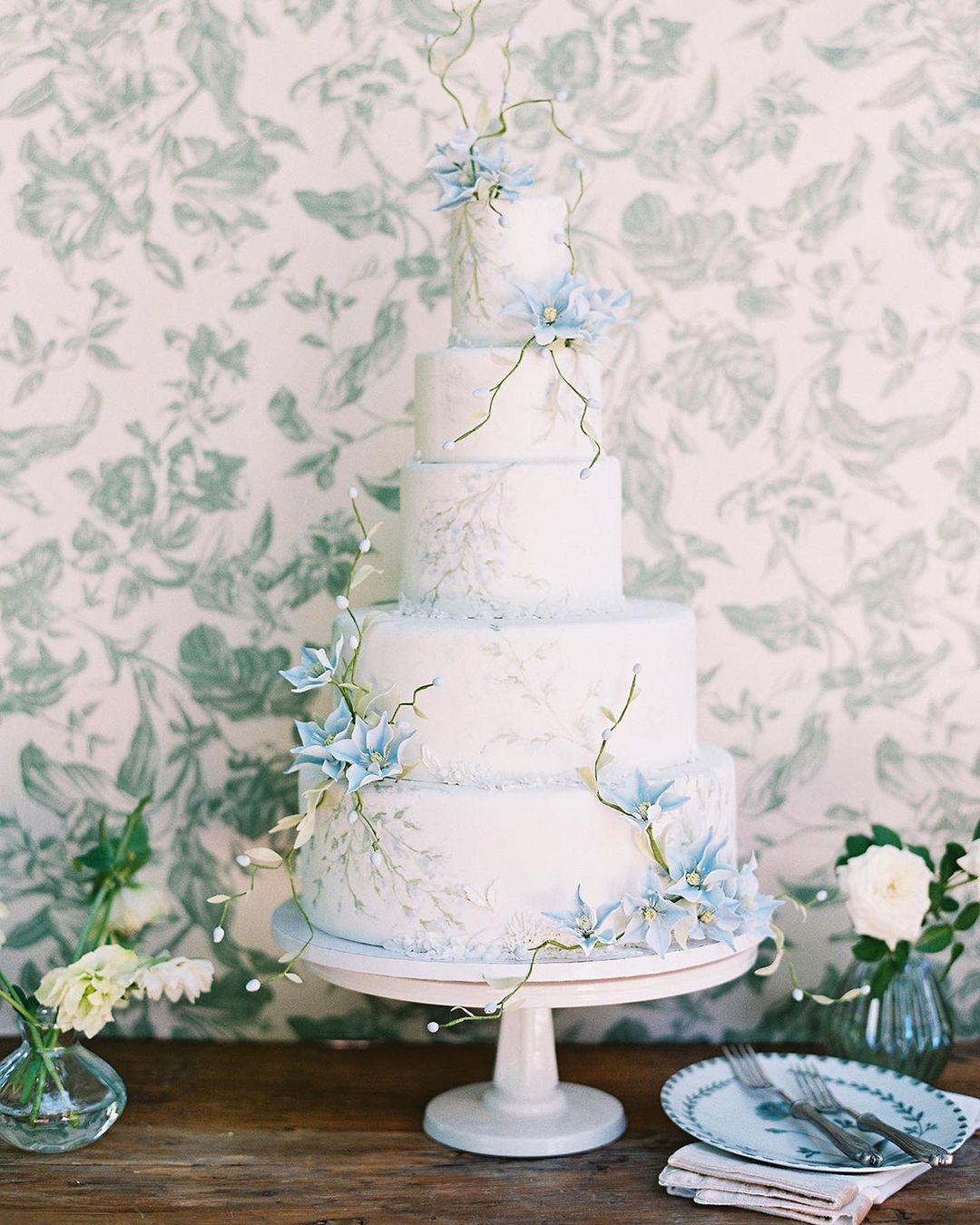 blue and white wedding colors cake with flowers