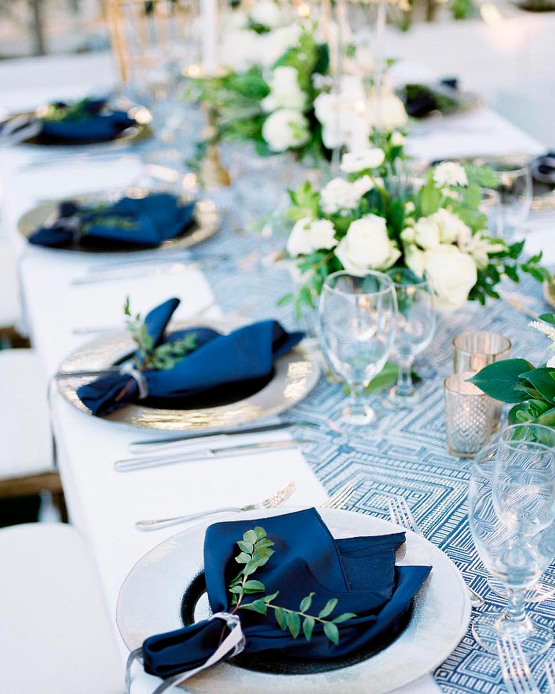 blue and white wedding colors table centerpiece napkins