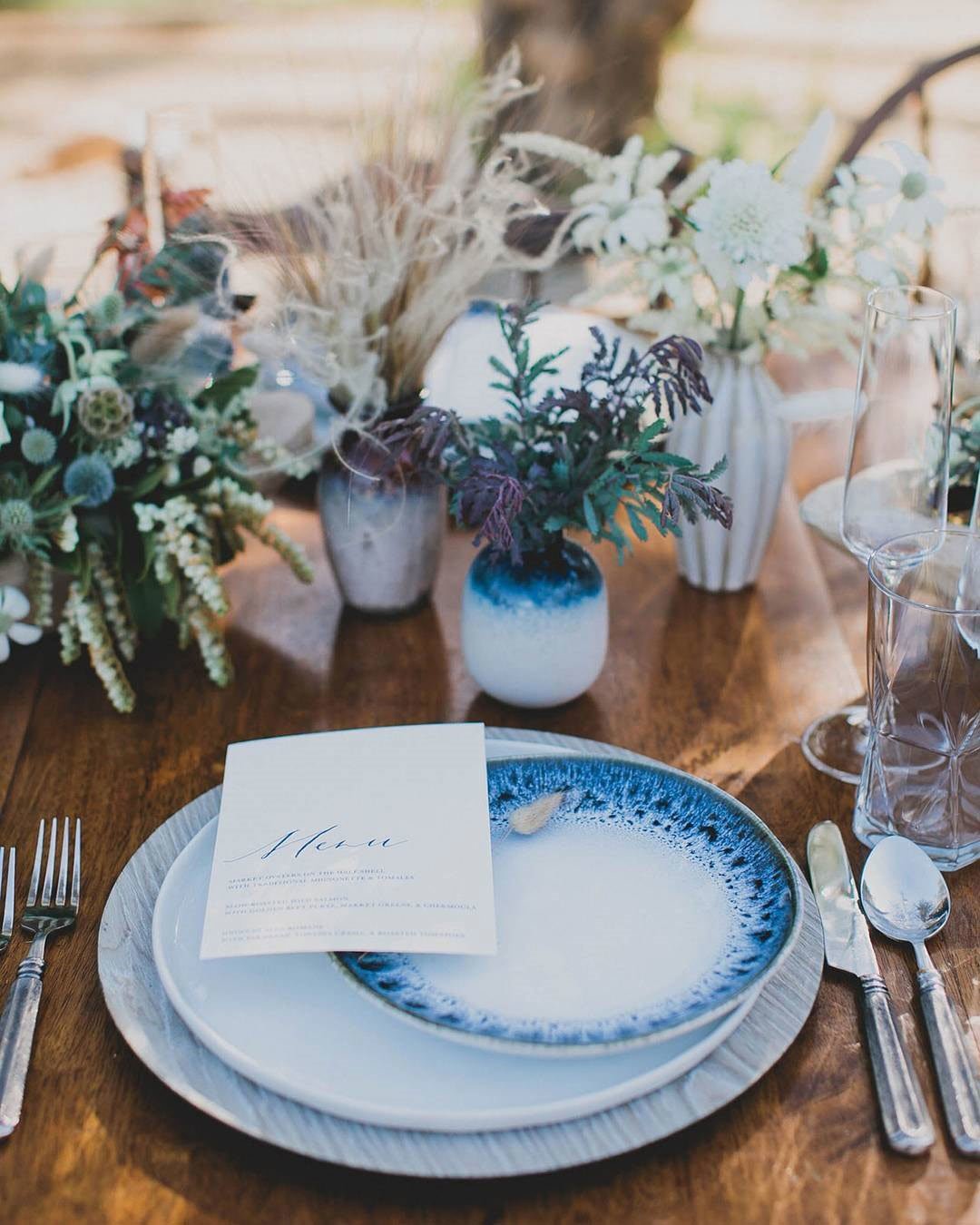 fall wedding colors deep blue white table decor