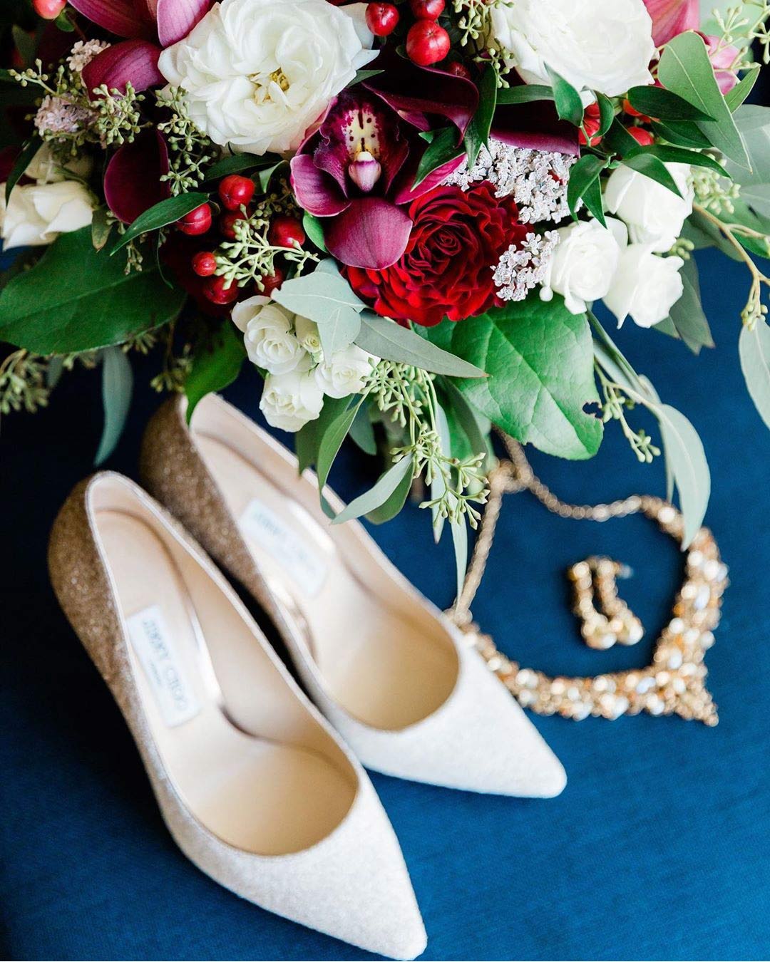 fall wedding colors flowers bouquet shoes