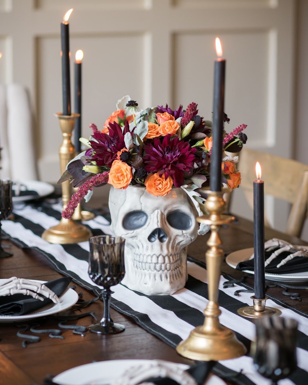 halloween-bridal-shower-ideas-centerpiece-skull-vase-with-flowers-carefreeblondeblog
