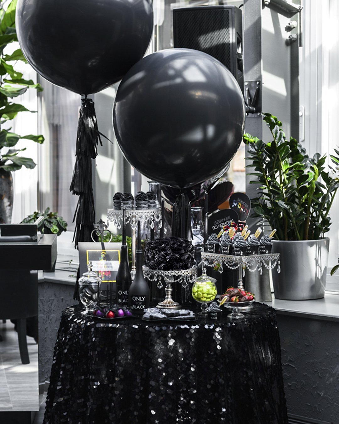 halloween bridal shower ideas dessert table black balloon tofi_rent