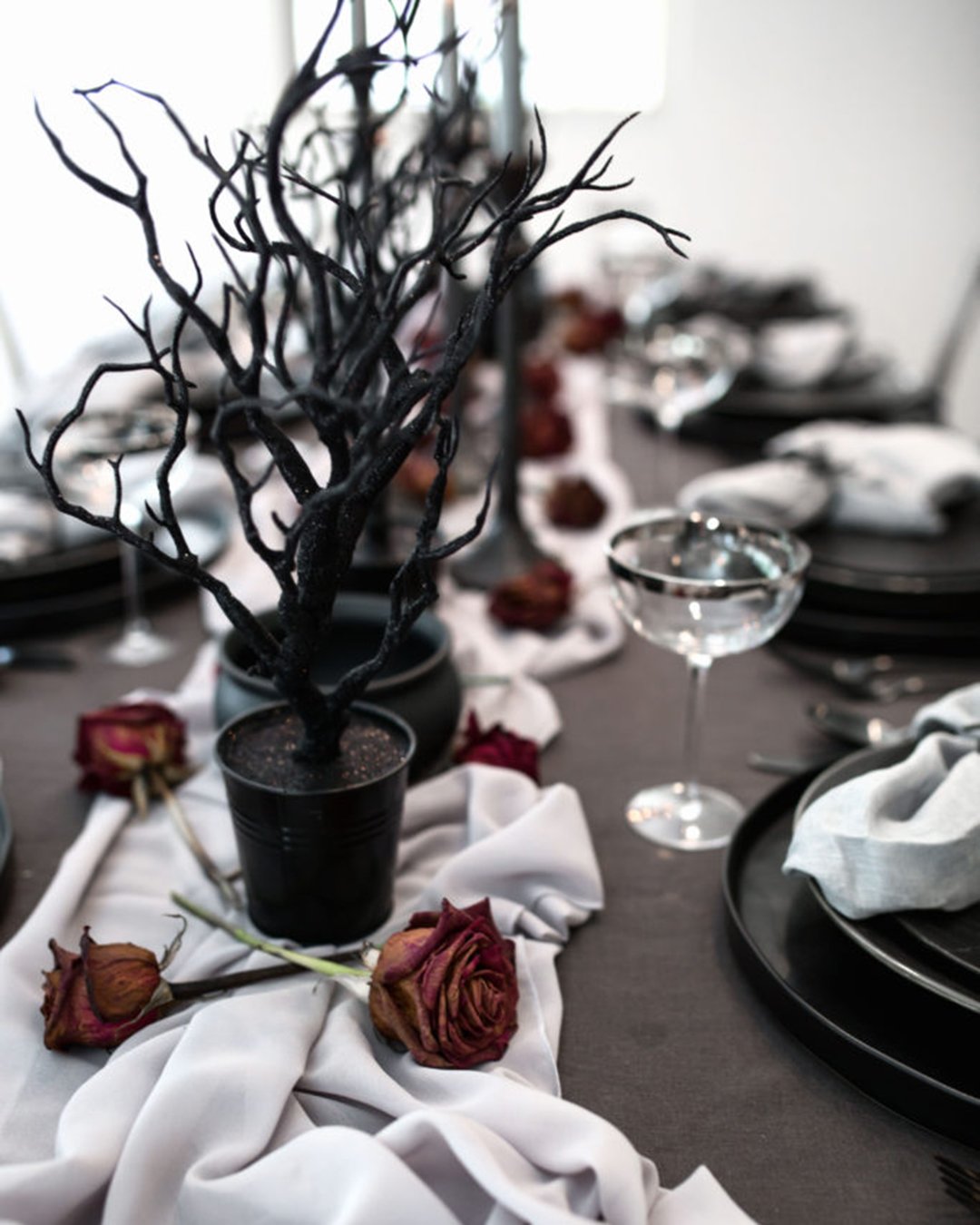 halloween-bridal-shower-ideas-red-dry-roses-and-brunches-in-vase-tohavetohost
