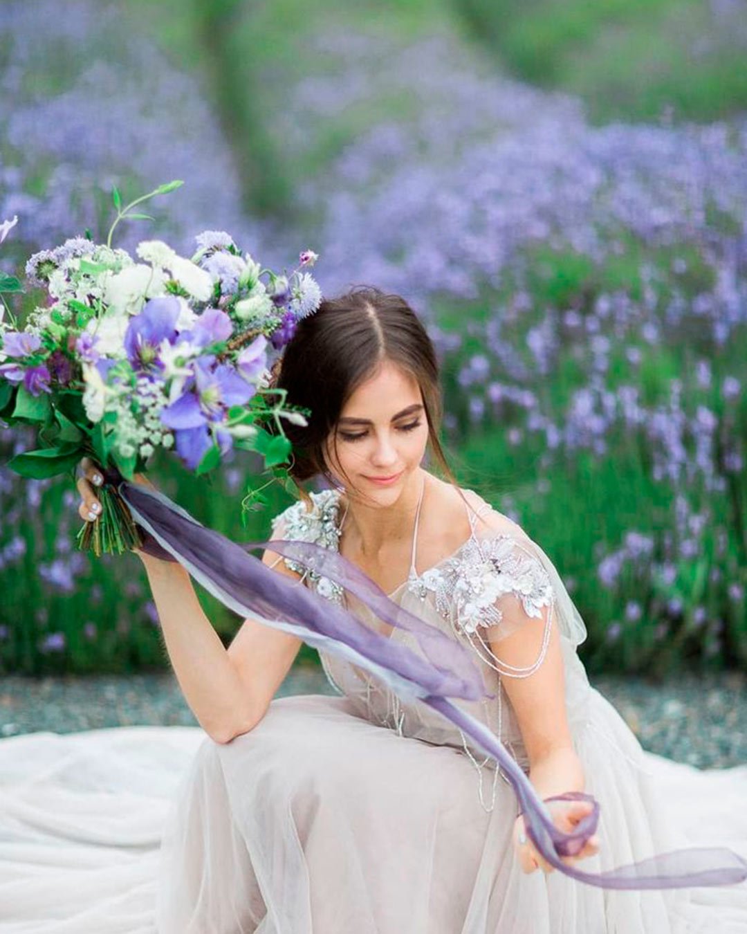 lavender wedding colors bride bouquet