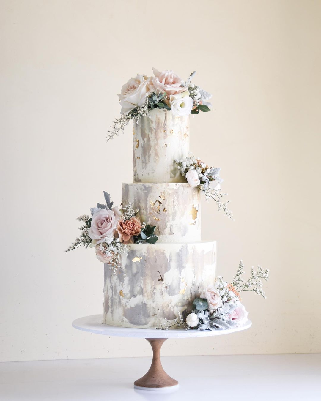 lavender wedding colors cakes ideas
