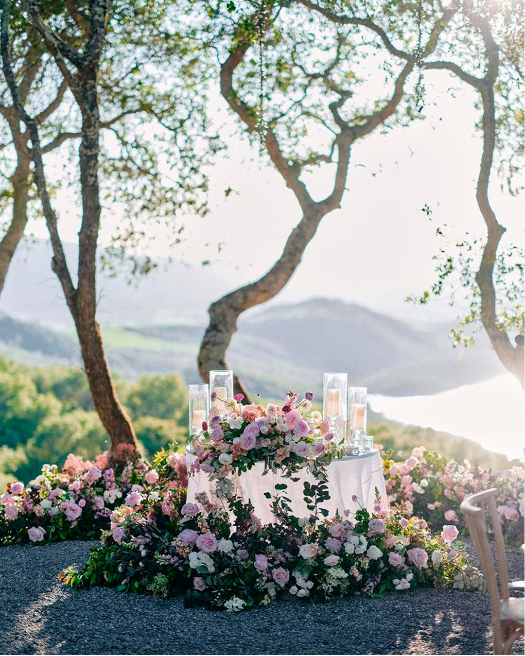 lavender wedding colors flowers arrangement