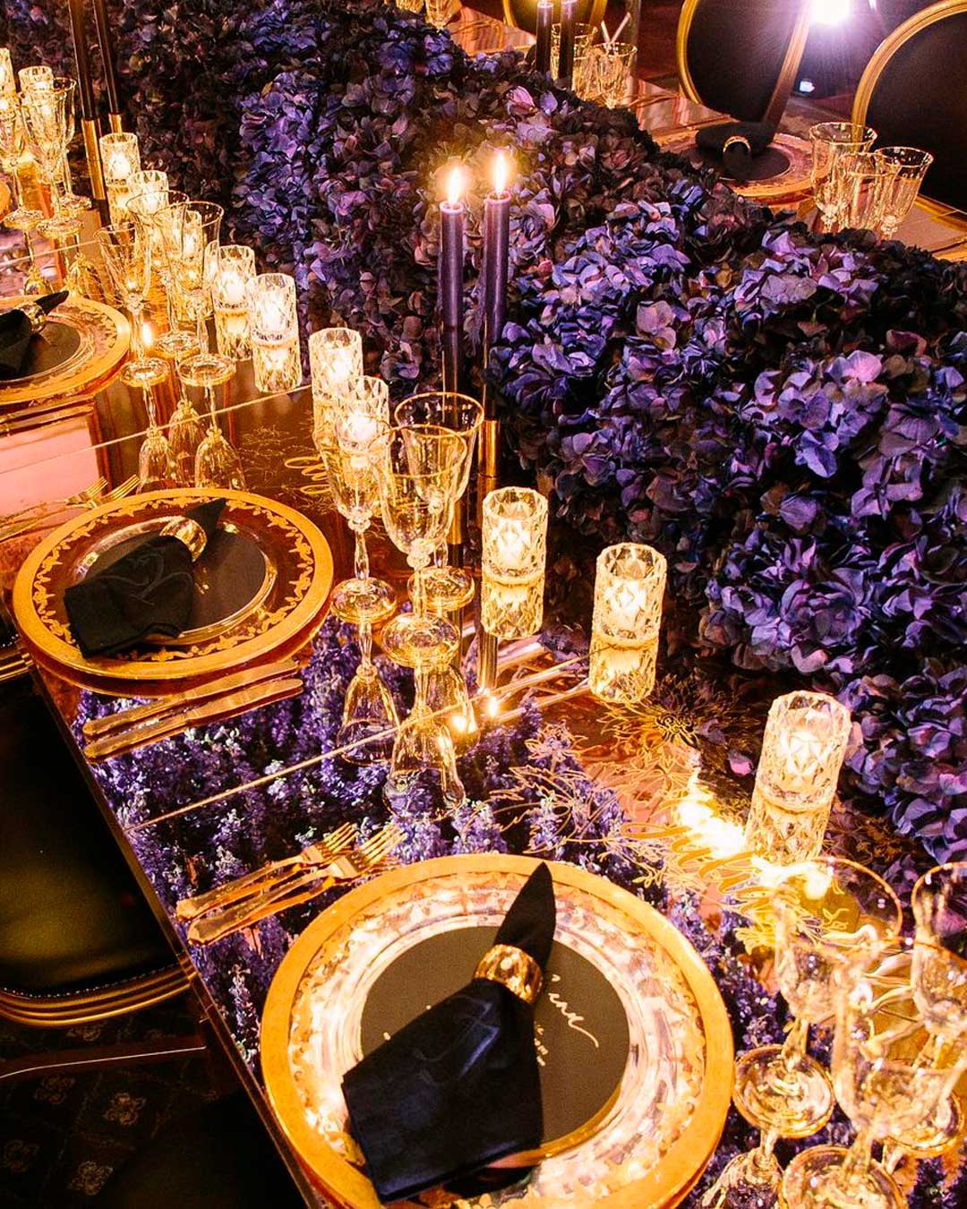 lavender wedding colors table decor flowers