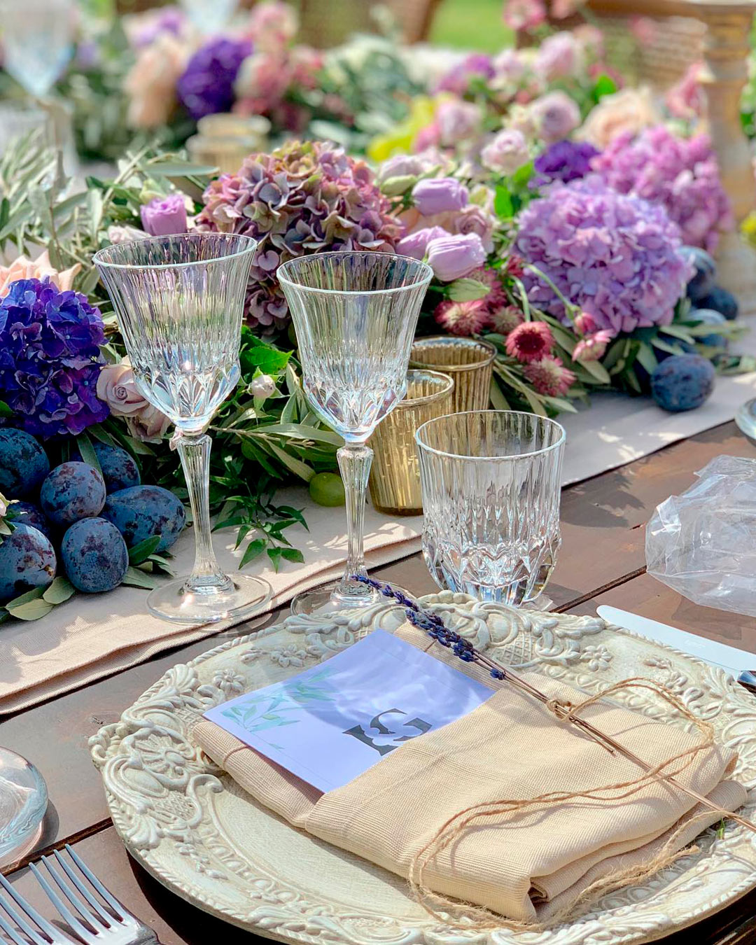 lavender wedding colors table decor fruits flowersliving