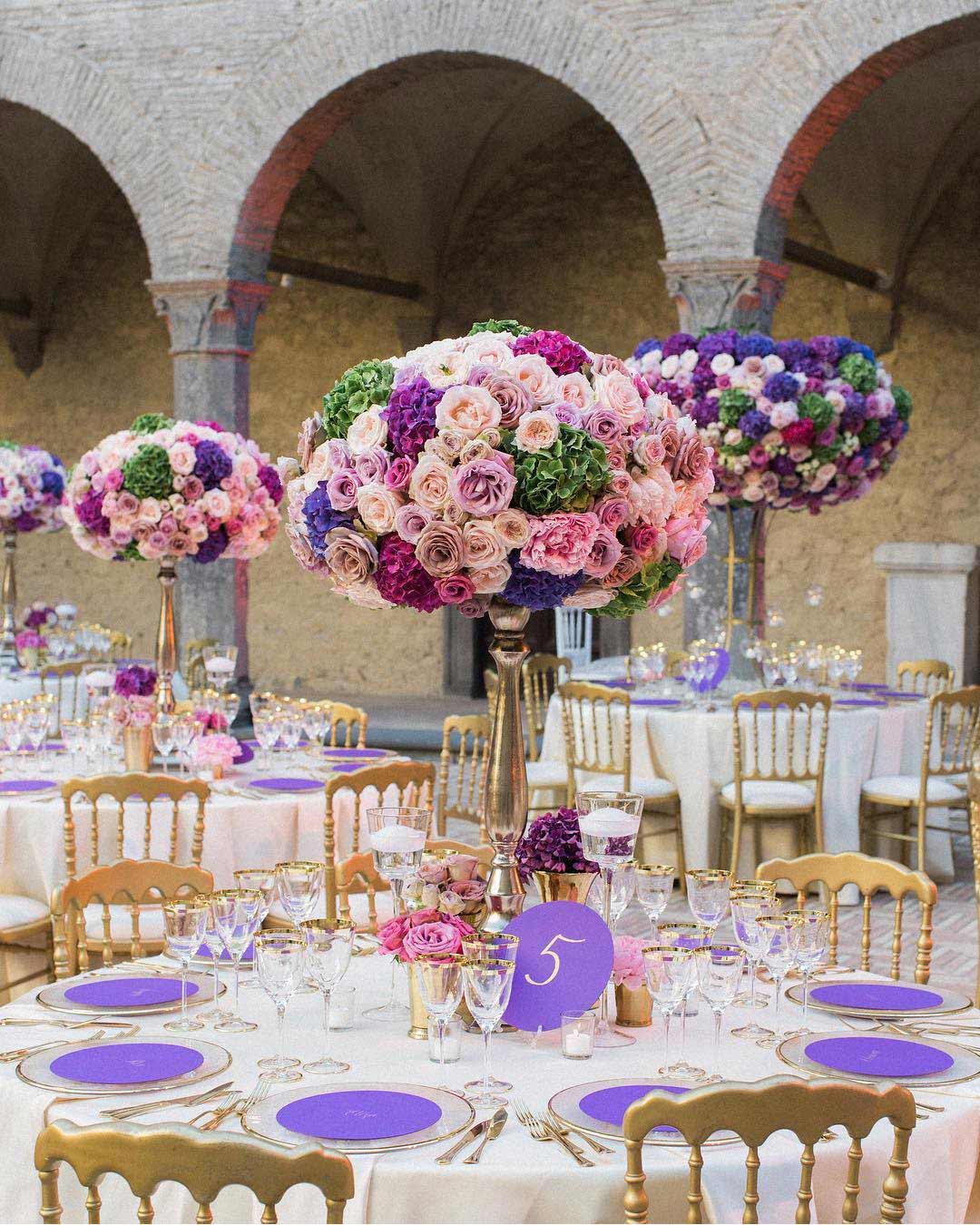 lavender wedding colors table seatting decor