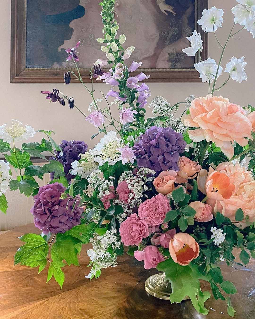 lilac wedding colors flowers arrangement