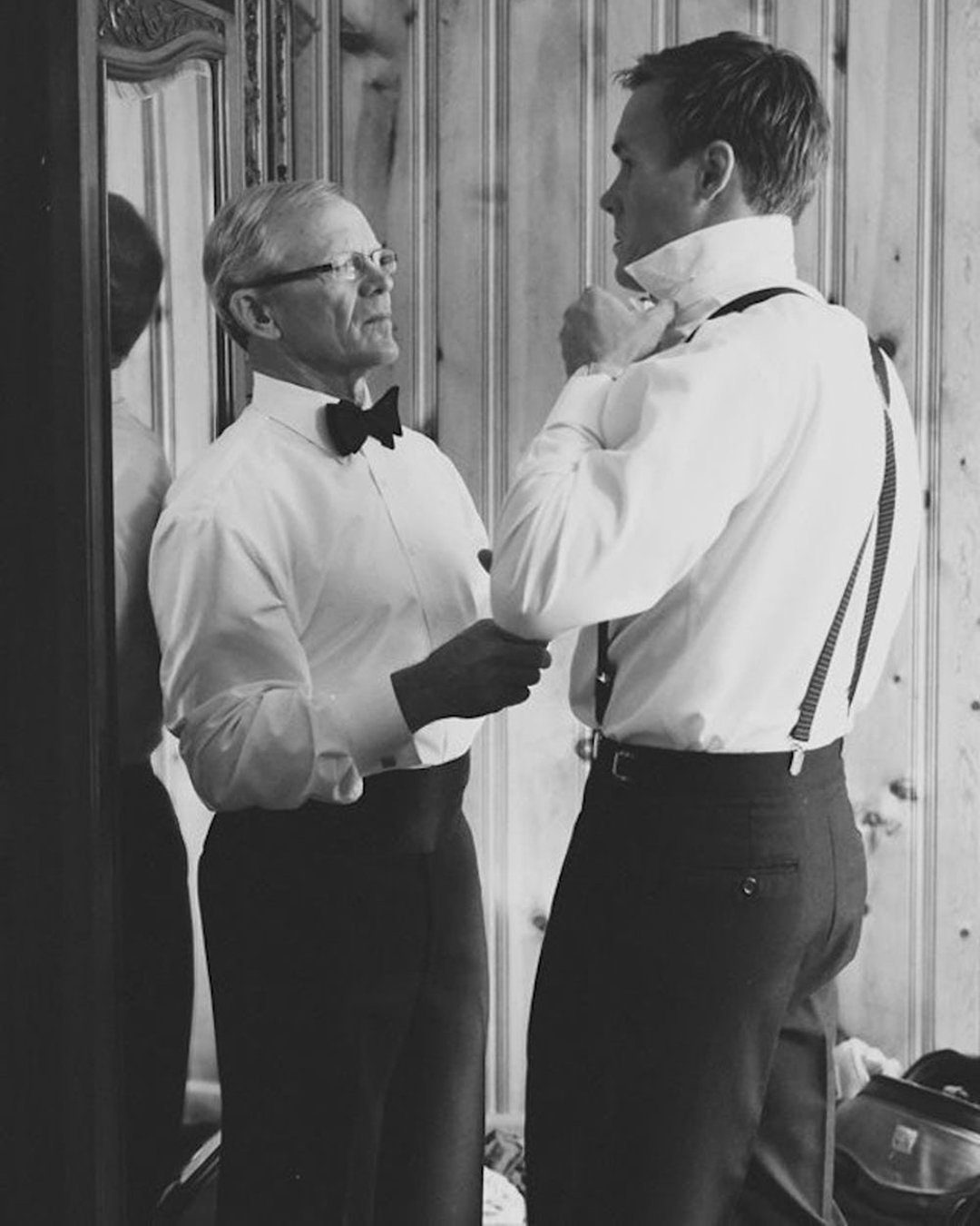 must have wedding photos groom and father getting ready w&e photographie