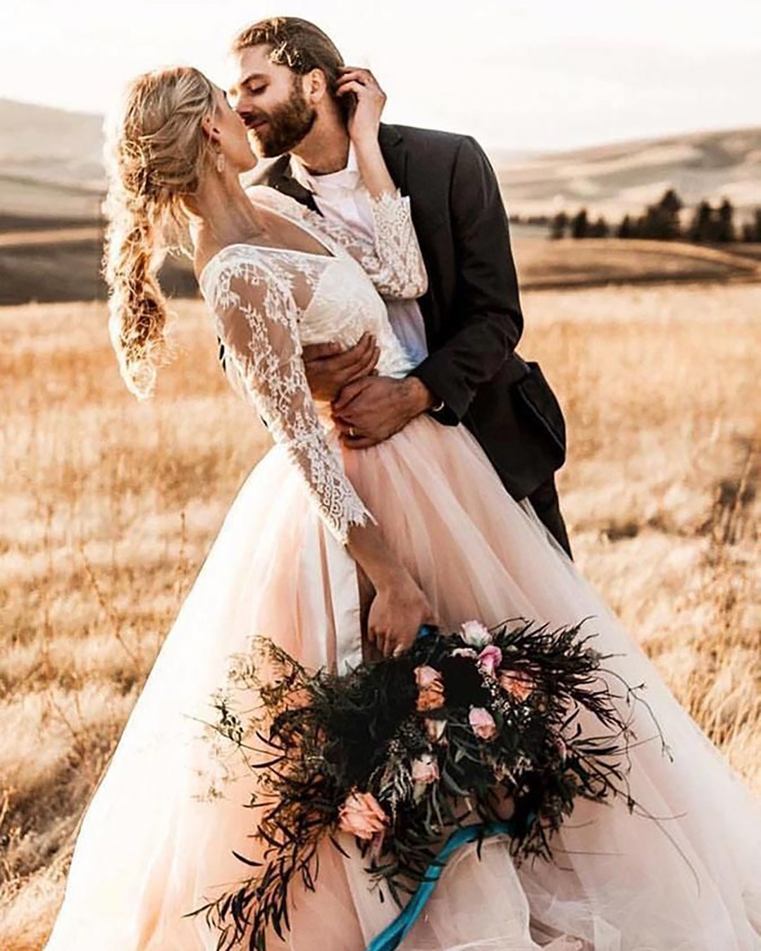 must have wedding photos kiss in field anasofia photography