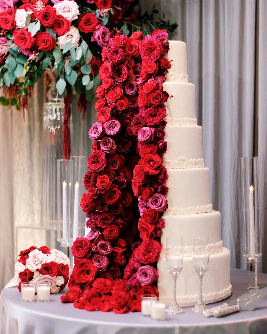 red white wedding colors roses cake