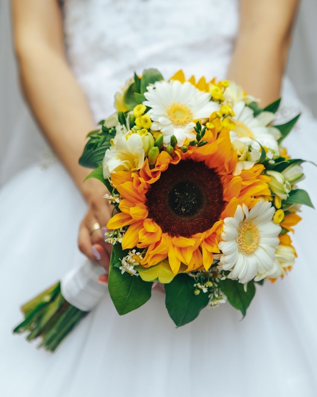 sunflower wedding bouquets8