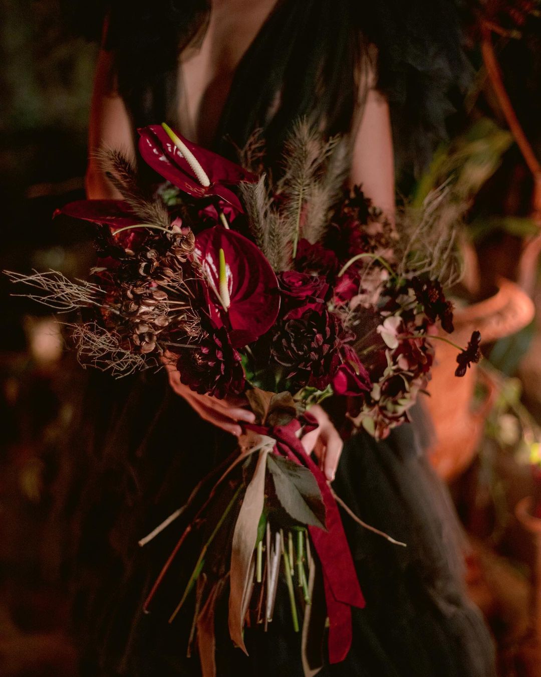unique wedding colors bride red black bouquet