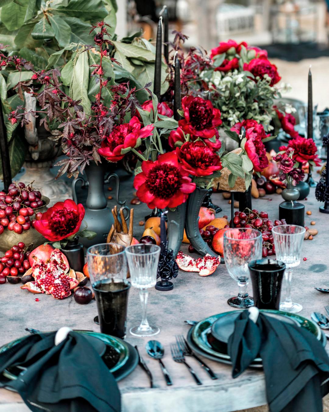 winter wedding colors black red centerpiece table setting