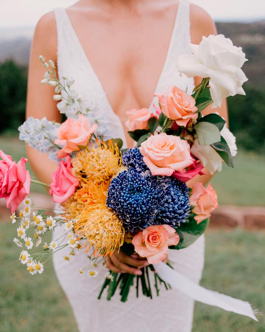 how to choose wedding colors bouquet bride