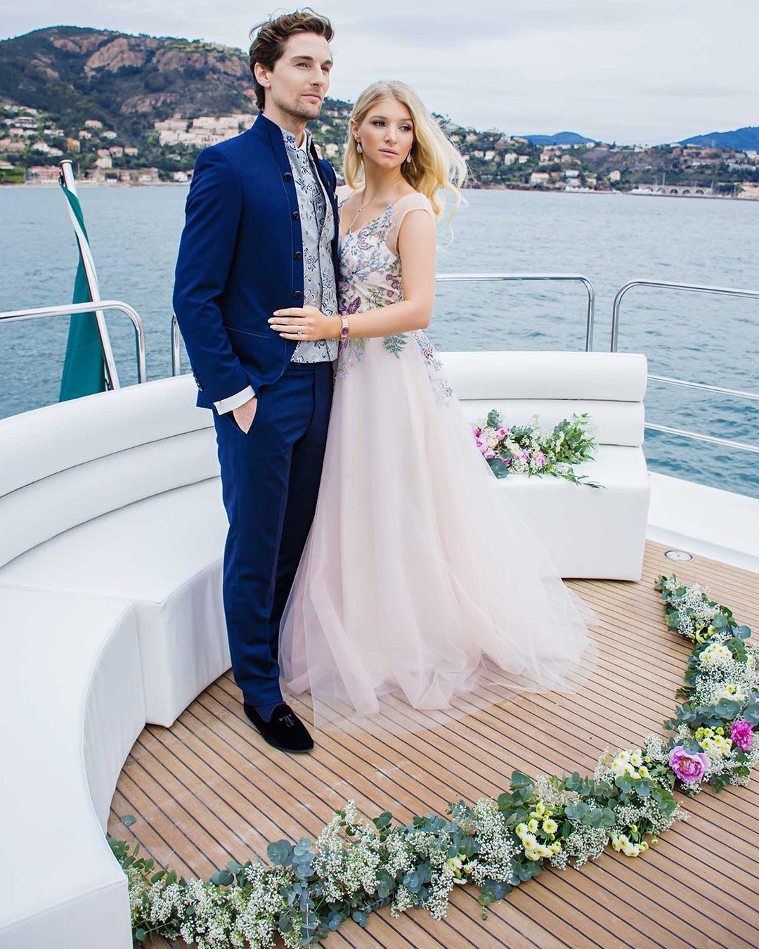 micro wedding venues groom and bride yacht with flowers kat_all