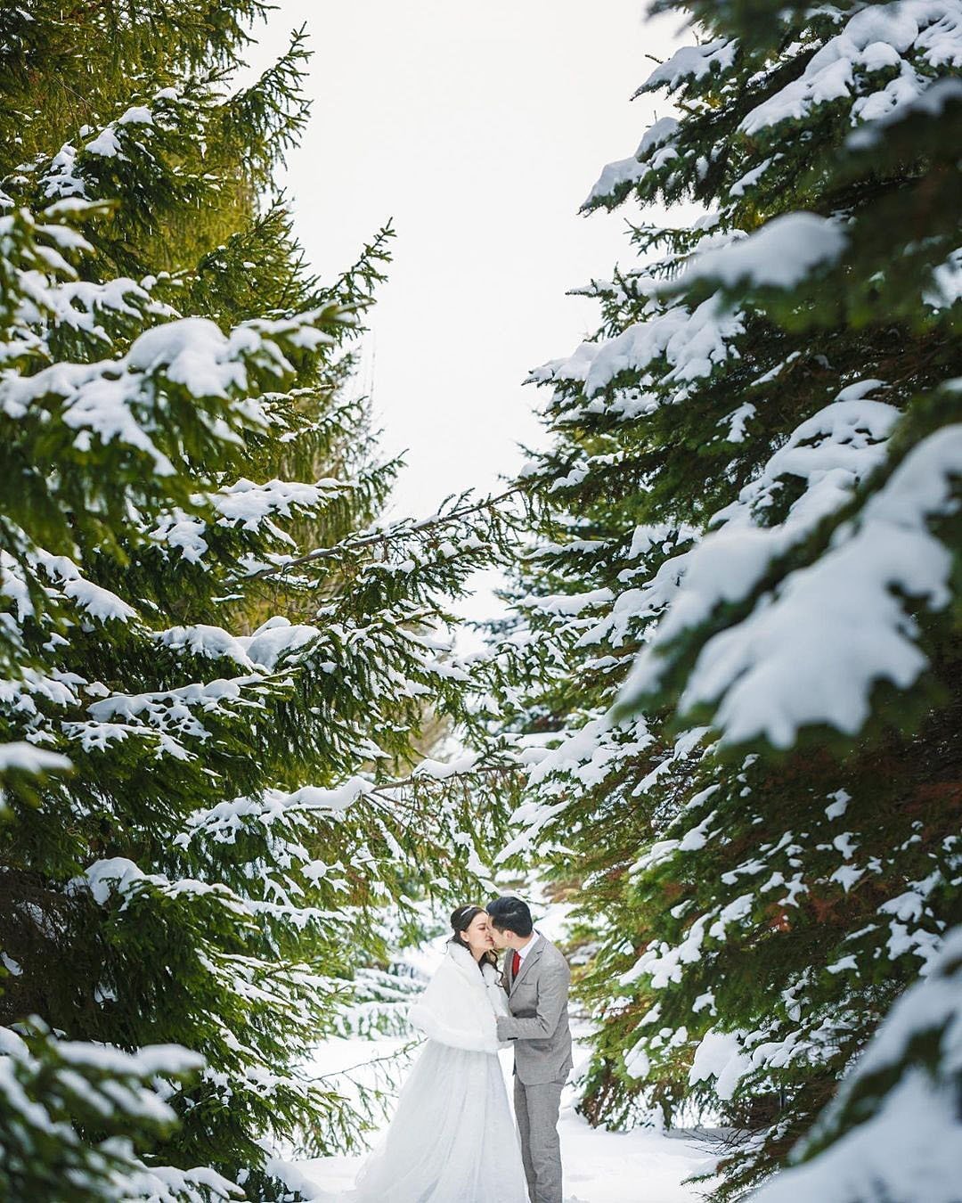 winter wedding photo ideas couple romantic in the forest