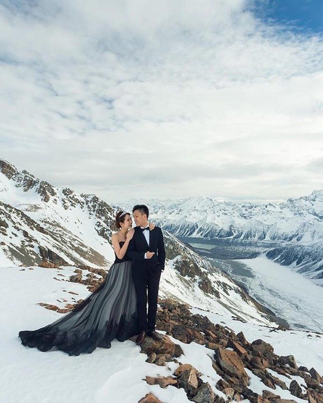 winter wedding photo ideas photo couple in front of mountains