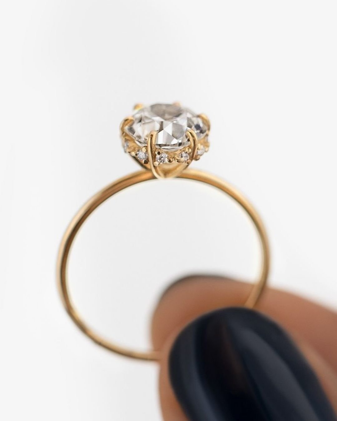 simple engagement rings round cut diamond1