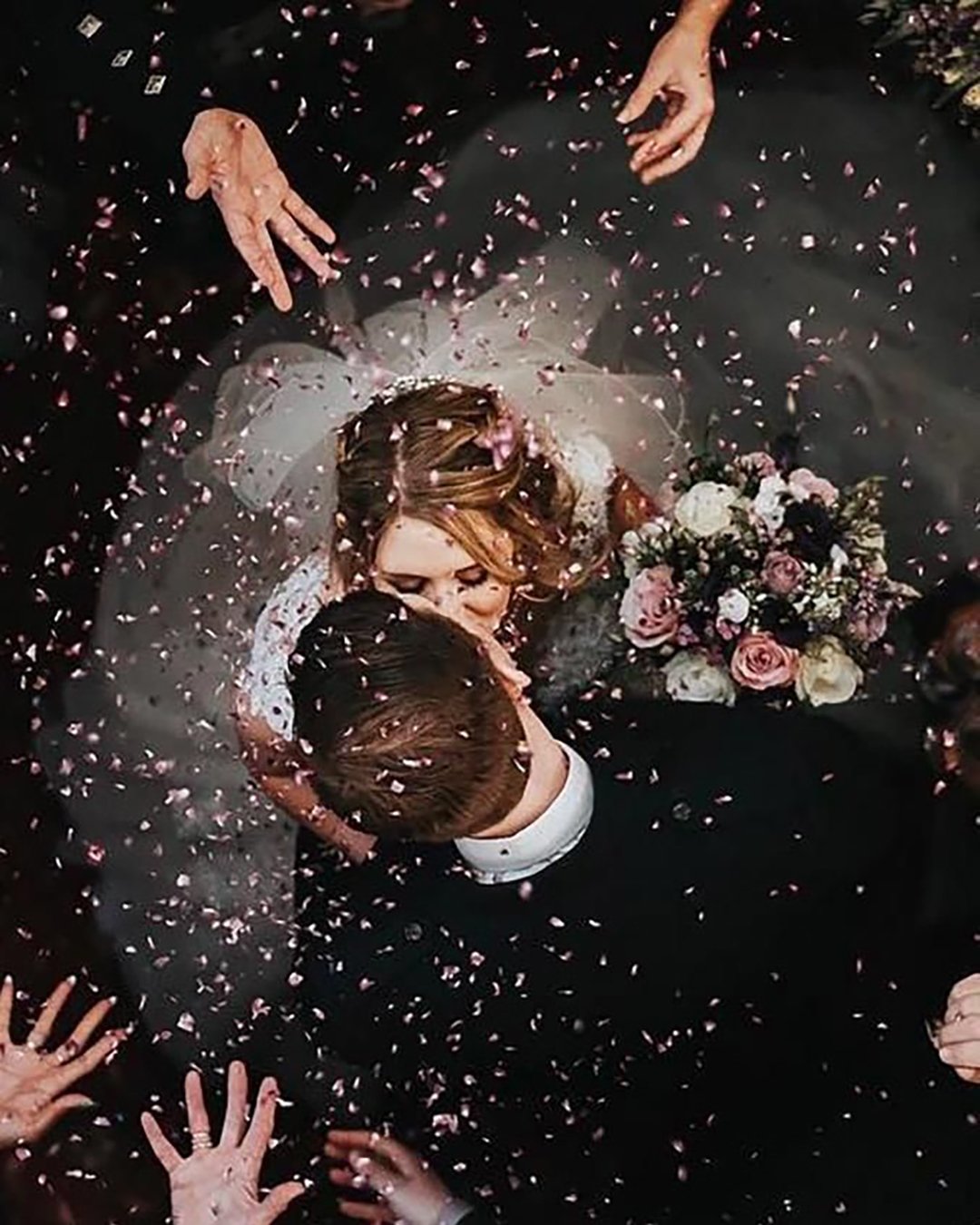 creative wedding photo ideas poses creative wedding kiss tomjeavons