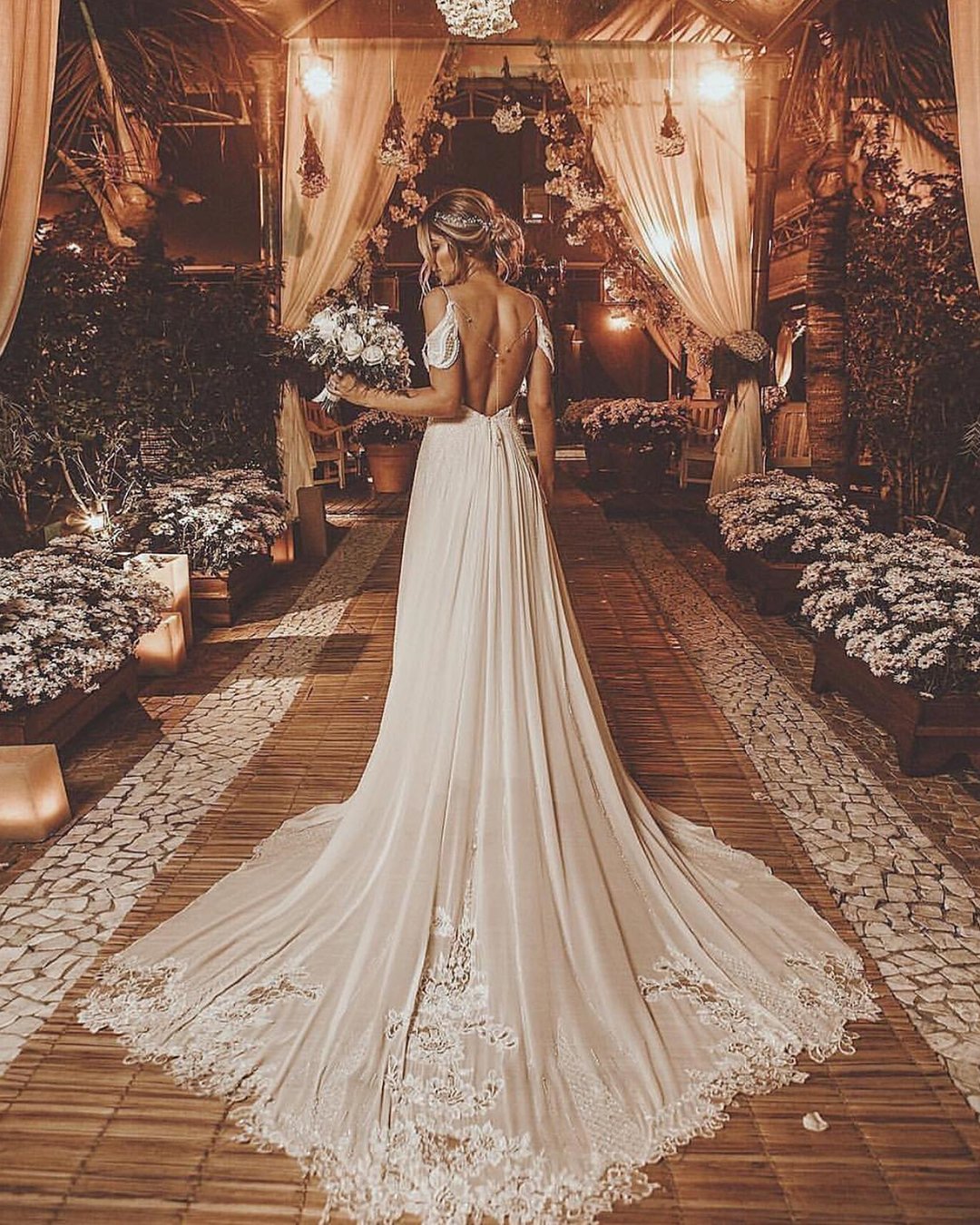 Váy cưới hở vai hở lưng với dây đai mì Ý boho rodrigo vipych