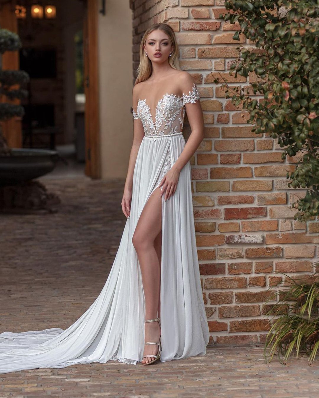 váy cưới lệch vai một đường ren hàng đầu sexy bãi biển julievinobridal
