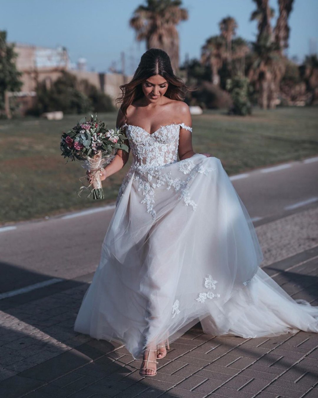 váy cưới lệch vai một đường viền cổ áo người yêu galia lahav